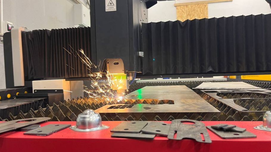 Новый лазерный станок с ЧПУ 3 кВт в МеталлТехПро: расширение производственных мощностей